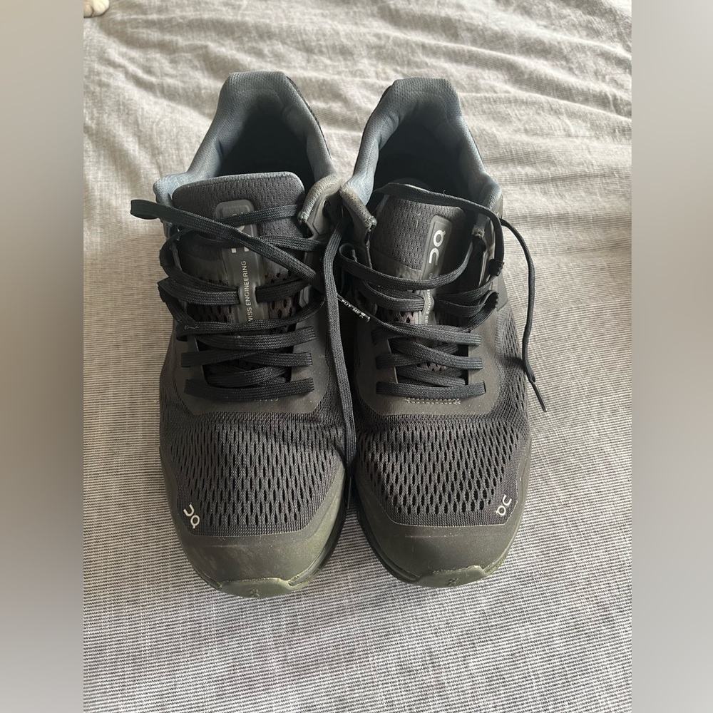 Mens EUC on cloud black shoes 9